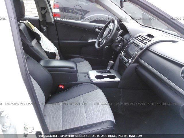 4T1BF1FK5EU405496 - 2014 TOYOTA CAMRY L/SE/LE/XLE 白色 照片 5