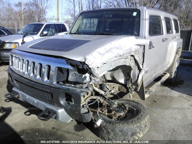 5GTEN13E388114620 - 2008 HUMMER H3 SILVER photo 2