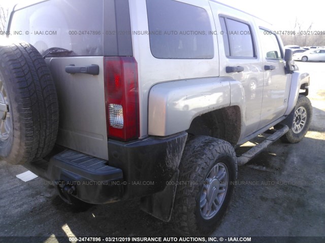 5GTEN13E388114620 - 2008 HUMMER H3 SILVER photo 4