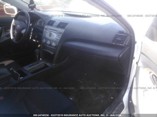 4T1BE46K19U815996 - 2009 TOYOTA CAMRY SE/LE/XLE WHITE photo 5