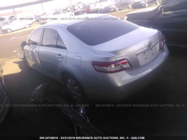 JTNBF3EKXB3005500 - 2011 TOYOTA CAMRY SE/LE/XLE SILVER photo 3