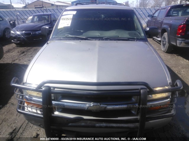 1GNDT13W02K183526 - 2002 CHEVROLET BLAZER GRAY photo 10