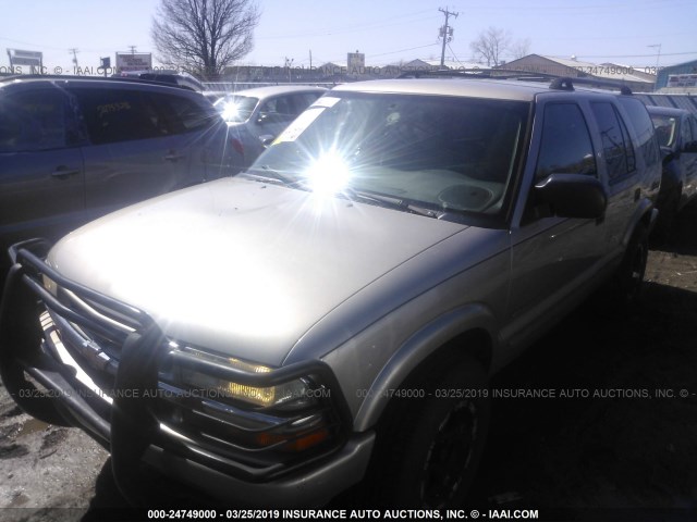 1GNDT13W02K183526 - 2002 CHEVROLET BLAZER GRAY photo 2