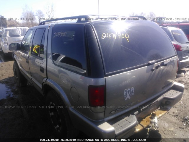 1GNDT13W02K183526 - 2002 CHEVROLET BLAZER GRAY photo 3