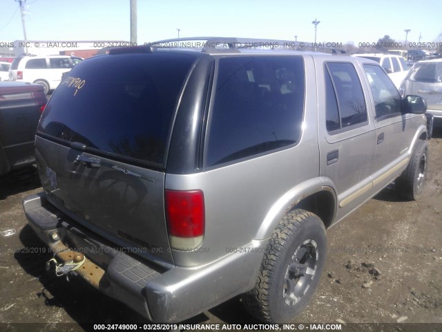 1GNDT13W02K183526 - 2002 CHEVROLET BLAZER GRAY photo 4