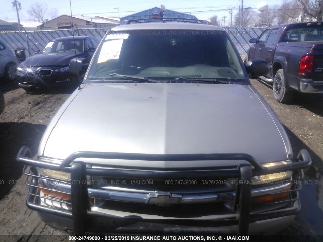 1GNDT13W02K183526 - 2002 CHEVROLET BLAZER GRAY photo 6