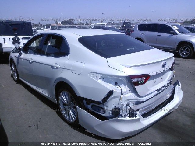 4T1B21HK8JU007699 - 2018 TOYOTA CAMRY HYBRID/LE/XLE/SE WHITE photo 3