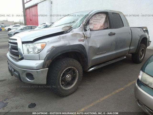 5TFUY5F15AX119386 - 2010 TOYOTA TUNDRA DOUBLE CAB SR5 SILVER photo 2