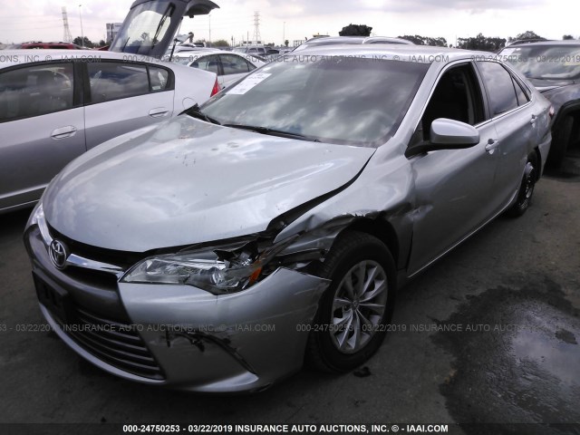 4T4BF1FK7GR558454 - 2016 TOYOTA CAMRY LE/XLE/SE/XSE SILVER photo 2