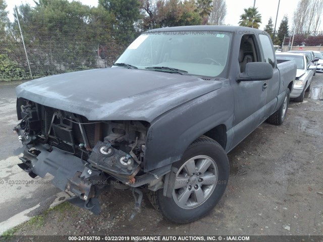 1GCEC19Z15Z257689 - 2005 CHEVROLET SILVERADO C1500 BLACK photo 2