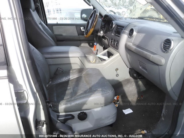 1FMRU15W44LA55002 - 2004 FORD EXPEDITION XLT SILVER photo 5