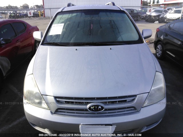 KNDMB233566039749 - 2006 KIA SEDONA EX/LX SILVER photo 6