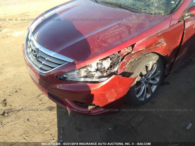 5NPEC4AC9DH794812 - 2013 HYUNDAI SONATA SE/LIMITED RED photo 6