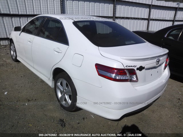 4T1BF3EK2BU733807 - 2011 TOYOTA CAMRY SE/LE/XLE WHITE photo 3