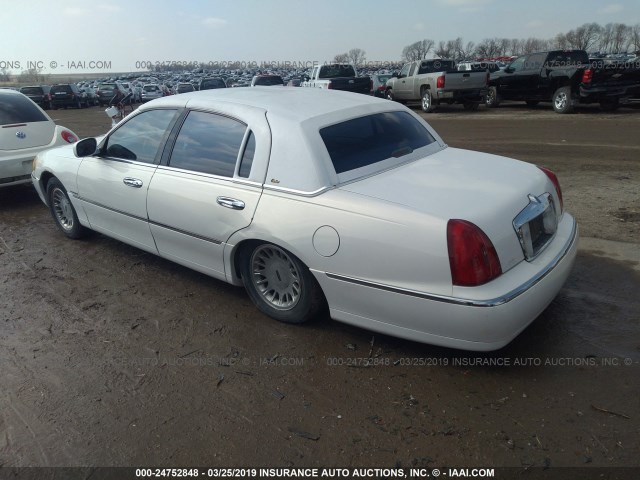 1LNFM83W8WY729981 - 1998 LINCOLN TOWN CAR CARTIER WHITE photo 3