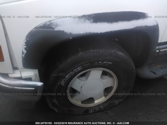 1GKEK13R7XJ717035 - 1999 GMC YUKON WHITE photo 6