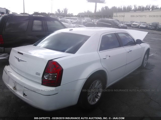 2C3CA5CV3AH326973 - 2010 CHRYSLER 300 TOURING WHITE photo 4