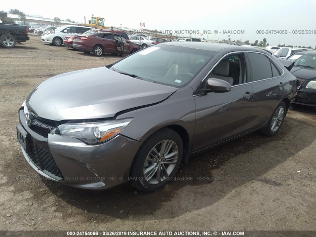 4T1BF1FK8FU018376 - 2015 TOYOTA CAMRY LE/XLE/SE/XSE GRAY photo 2