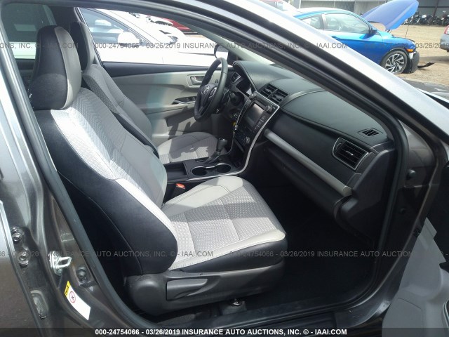 4T1BF1FK8FU018376 - 2015 TOYOTA CAMRY LE/XLE/SE/XSE GRAY photo 5