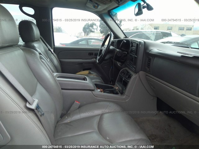 1GKEK13T55J179931 - 2005 GMC YUKON SILVER photo 5