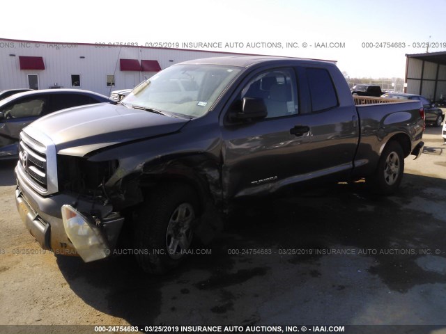 5TFRM5F18BX020693 - 2011 TOYOTA TUNDRA DOUBLE CAB SR5 GRAY photo 2