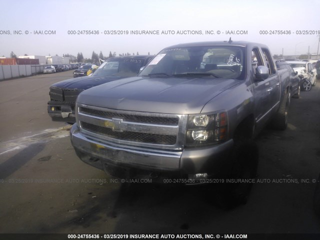 2GCEC13J971693639 - 2007 CHEVROLET SILVERADO C1500 CREW CAB SILVER photo 2