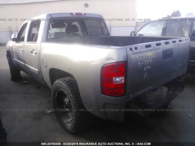 2GCEC13J971693639 - 2007 CHEVROLET SILVERADO C1500 CREW CAB SILVER photo 3