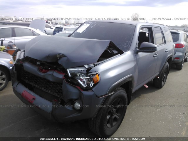 JTEBU5JR1J5608083 - 2018 TOYOTA 4RUNNER SR5 PREM/LTDL/TRAIL/TRD GRAY photo 2