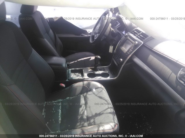 4T1BF1FK3GU225002 - 2016 TOYOTA CAMRY LE/XLE/SE/XSE 银色 照片 5