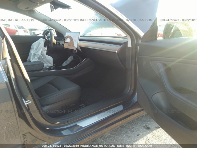 5YJ3E1EAXJF123796 - 2018 TESLA MODEL 3 GRAY photo 5