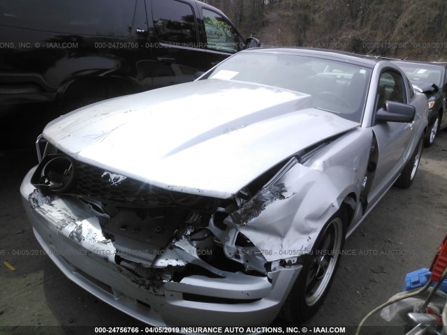 1ZVHT82H395100005 - 2009 FORD MUSTANG GT SILVER photo 2