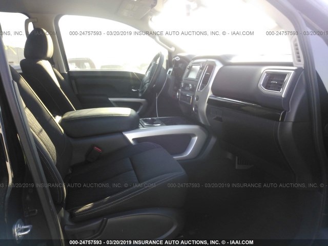 1N6AA1E69JN530425 - 2018 NISSAN TITAN SV/SL/PLATINUM RESERVE BLACK photo 5