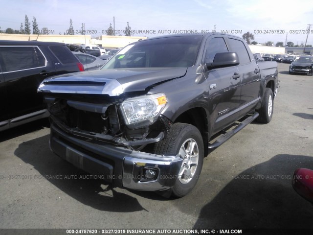 5TFEY5F10FX188823 - 2015 TOYOTA TUNDRA CREWMAX SR5 GRAY photo 2