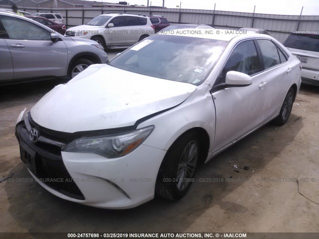 4T1BF1FK8GU217784 - 2016 TOYOTA CAMRY LE/XLE/SE/XSE WHITE photo 2
