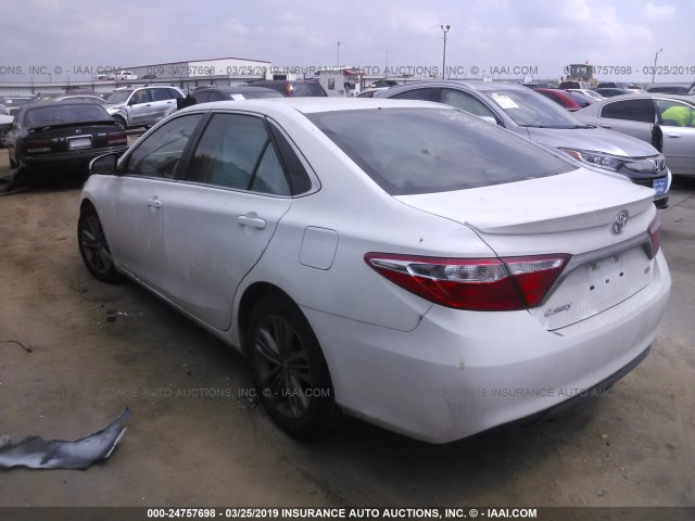4T1BF1FK8GU217784 - 2016 TOYOTA CAMRY LE/XLE/SE/XSE WHITE photo 3