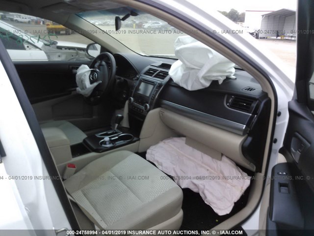 4T1BF1FK1EU835011 - 2014 TOYOTA CAMRY L/SE/LE/XLE 白色 照片 5
