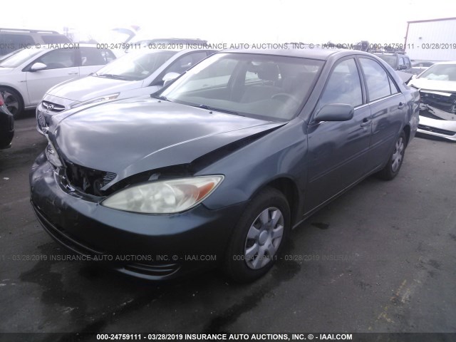 JTDBE32KX20112558 - 2002 TOYOTA CAMRY LE/XLE/SE GREEN photo 2