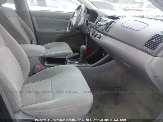 JTDBE32KX20112558 - 2002 TOYOTA CAMRY LE/XLE/SE GREEN photo 5