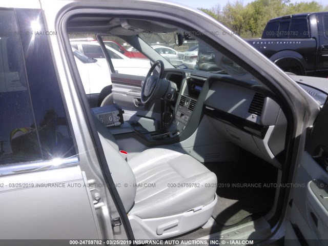 5LMEU68H25ZJ07148 - 2005 LINCOLN AVIATOR 银色 照片 5