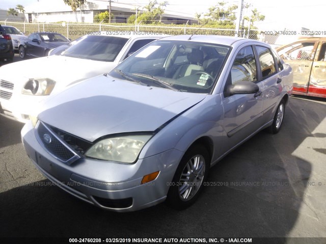 1FAFP34N95W264017 - 2005 FORD FOCUS ZX4 SILVER photo 2