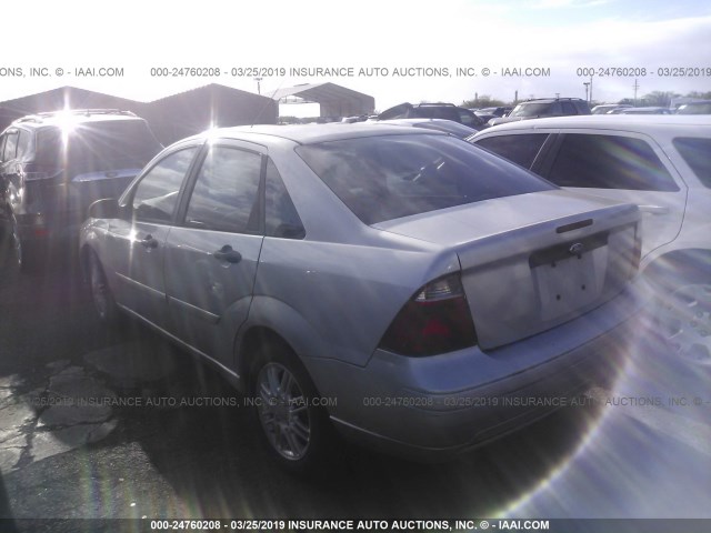 1FAFP34N95W264017 - 2005 FORD FOCUS ZX4 SILVER photo 3