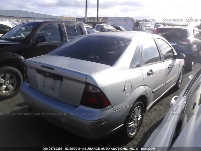 1FAFP34N95W264017 - 2005 FORD FOCUS ZX4 SILVER photo 4