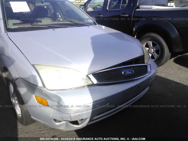 1FAFP34N95W264017 - 2005 FORD FOCUS ZX4 SILVER photo 6