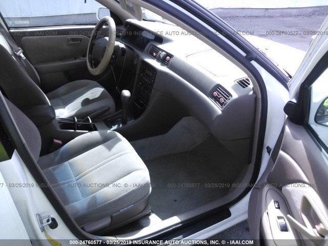 4T1BG28K4XU912232 - 1999 TOYOTA CAMRY CE/LE/XLE 白色 照片 5