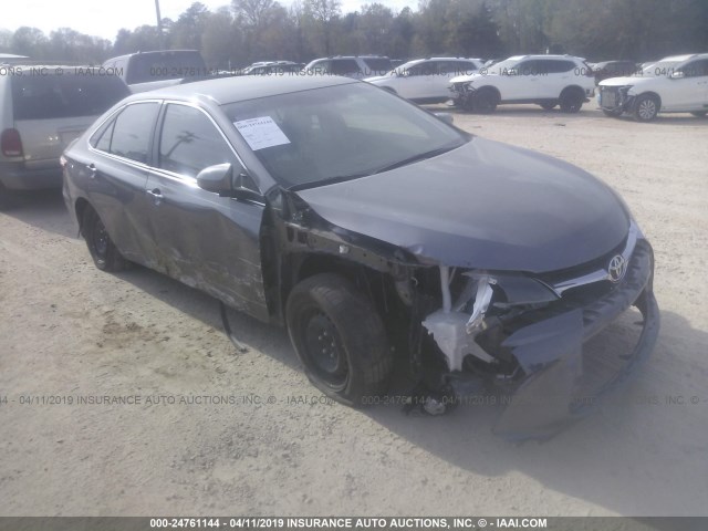 4T1BF1FK2HU454479 - 2017 TOYOTA CAMRY LE/XLE/SE/XSE GRAY photo 1
