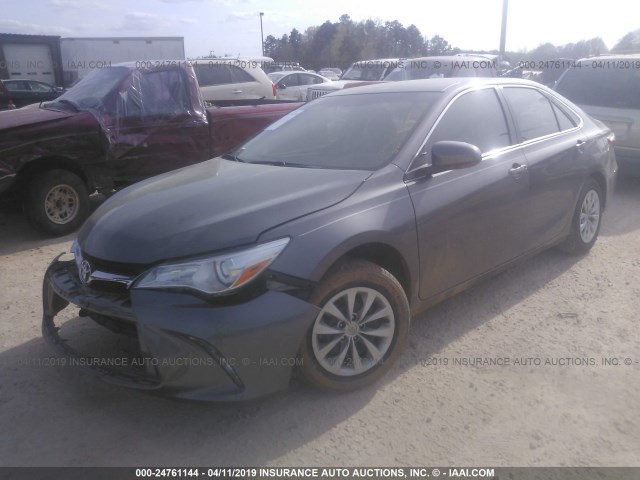 4T1BF1FK2HU454479 - 2017 TOYOTA CAMRY LE/XLE/SE/XSE GRAY photo 2