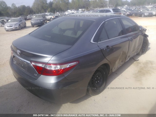 4T1BF1FK2HU454479 - 2017 TOYOTA CAMRY LE/XLE/SE/XSE GRAY photo 4