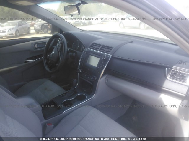 4T1BF1FK2HU454479 - 2017 TOYOTA CAMRY LE/XLE/SE/XSE GRAY photo 5