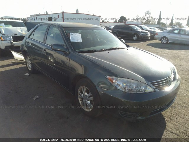 4T1BF32K05U096943 - 2005 TOYOTA CAMRY LE/XLE/SE GREEN photo 1