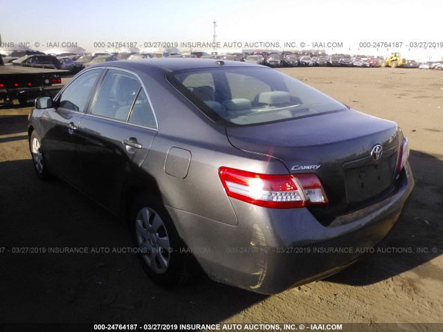 4T4BF3EK6AR018615 - 2010 TOYOTA CAMRY SE/LE/XLE GRAY photo 3